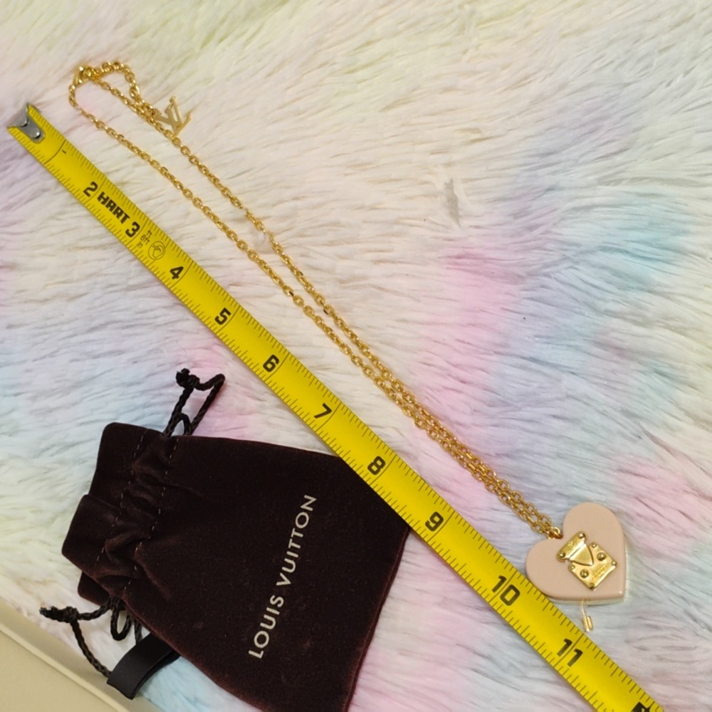 LOUIS VUITTON
Authentic Louis Vuitton
Resin 'Lock Me' Heart Pendant Necklace - Picture 11 of 16